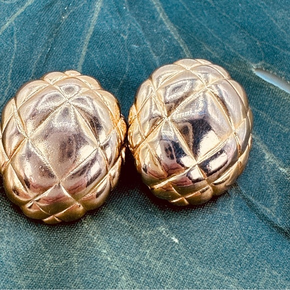 Vintage Gold Quilted Clip On Earrings, 80s Statement Button Jewelry Retro Glam - Picture 2 of 6